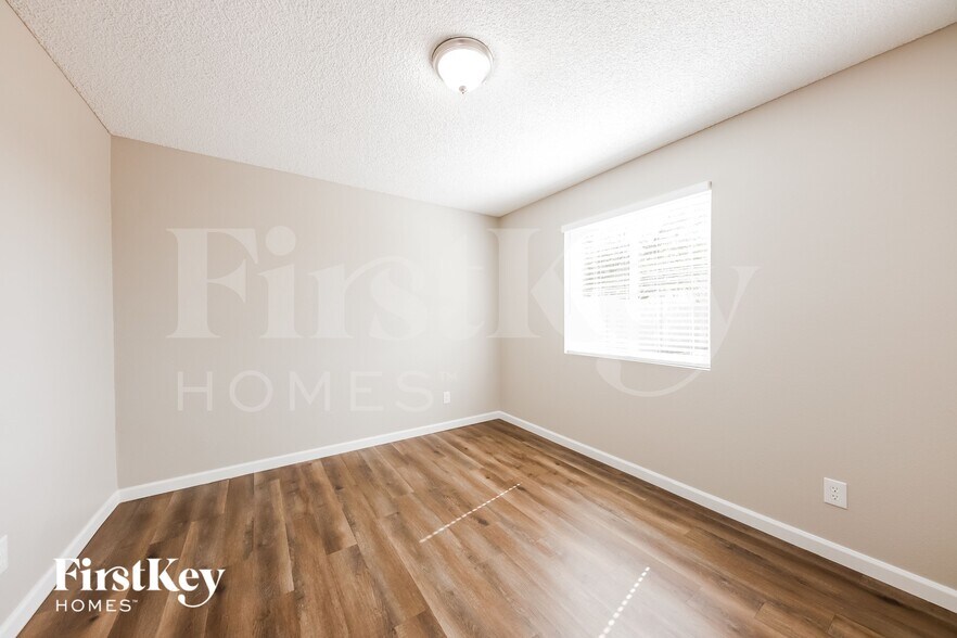 Building Photo - 9914 N 73rd Ave