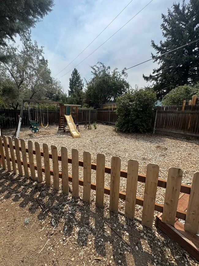 Building Photo - Charming 3-Bedroom, 2-Bathroom Home in Mat...