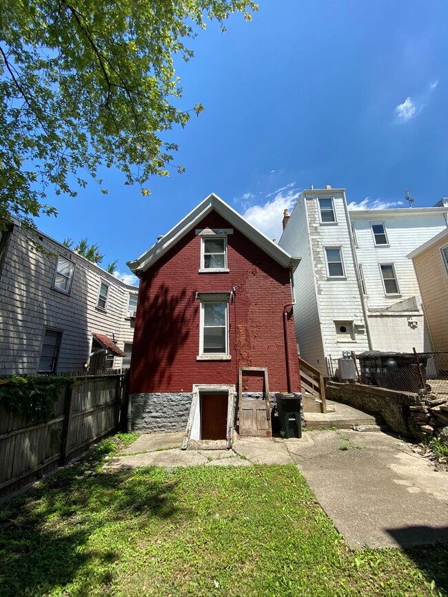 Building Photo - 319 Warner St