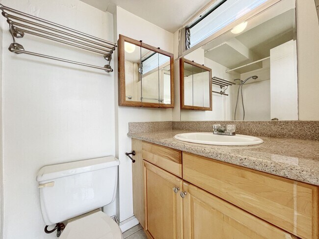 Building Photo - Ocean Views Salt Lake Condo with A/C