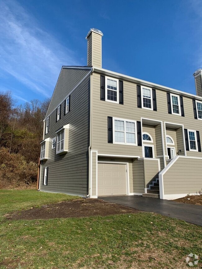 Building Photo - MUST SEE! End Unit, Electric Fireplace, Gr...