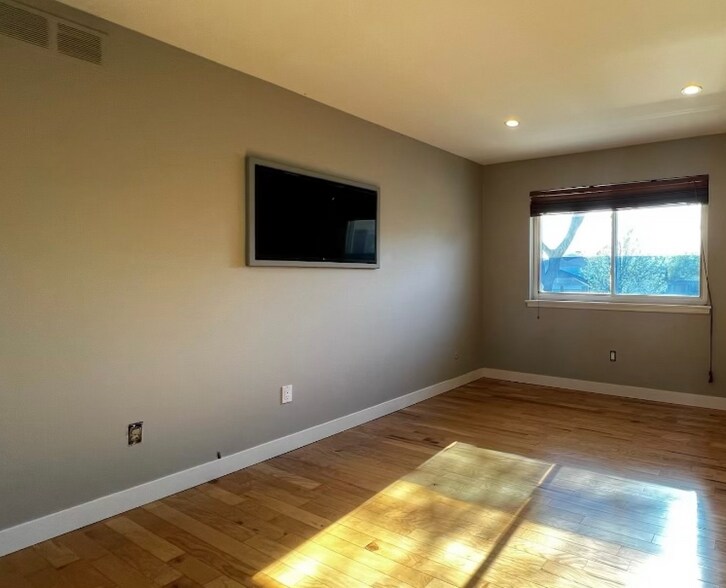 Building Photo - 8515 Winchester Dr