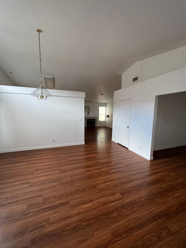 Building Photo - 5911 Golden Sunset Ct