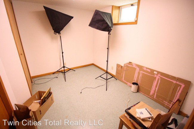 Building Photo - 3 br, 2 bath House - 535 E Minnehaha Parkway