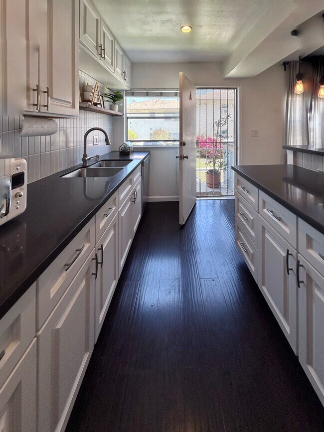Building Photo - 3625 Kalsman Dr