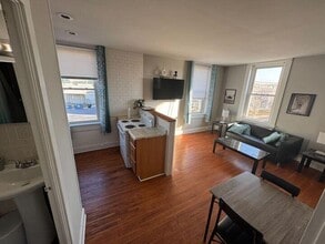 Building Photo - 460 E Market St