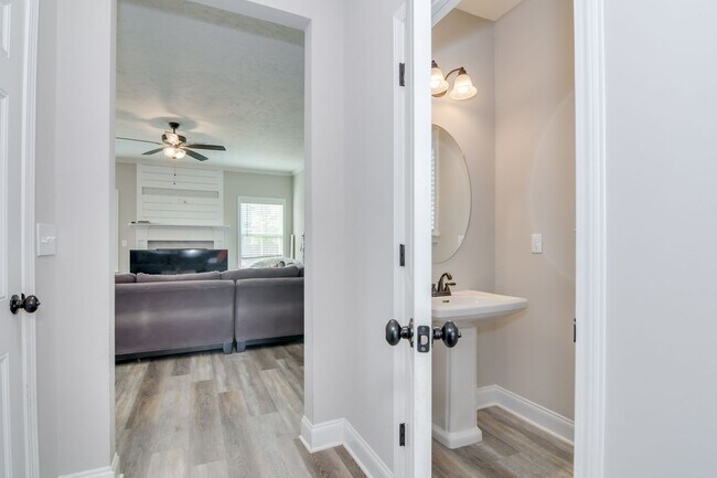 Building Photo - 4 Bedroom 2 Bathroom Two Story Home