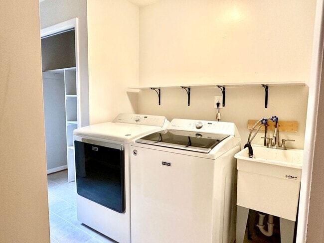 Building Photo - 5 Bedroom 2.5 Bathroom! Parking! Pets Welc...