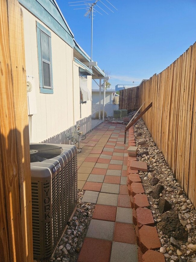 Building Photo - 2 bed/2 bath Manufactured Home in Desirabl...