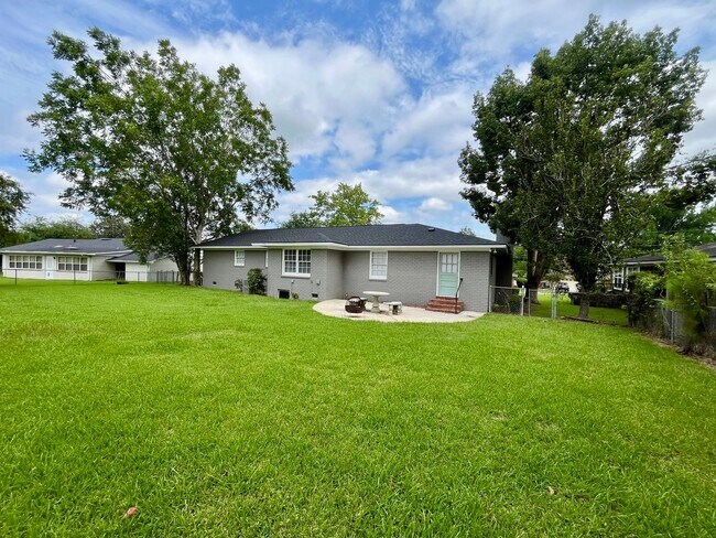 Building Photo - 111 Fairway Dr