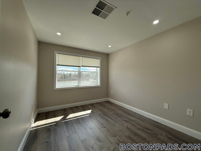 Building Photo - 21 Kenmar Dr