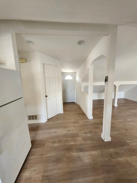 Entry - 400 S Laurel St