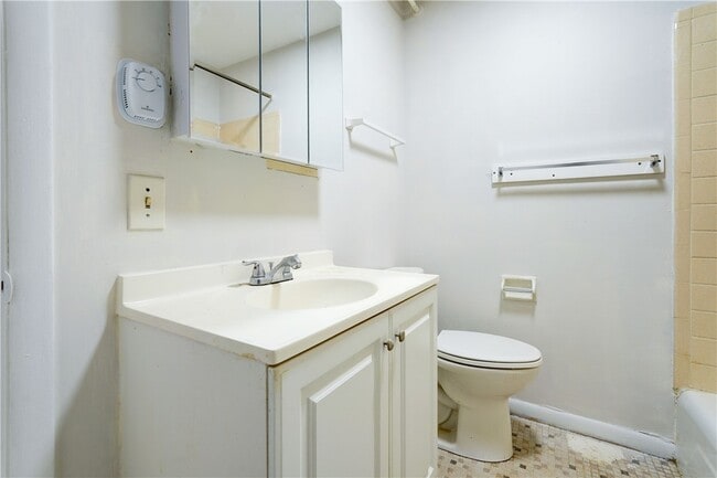 Building Photo - 404 Main St