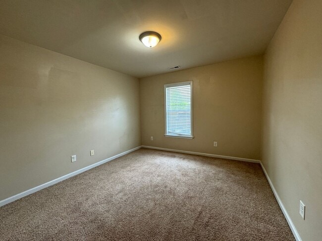 Building Photo - End Unit! Screened Porch!
