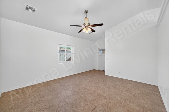 Building Photo - DESIRABLE LOCATION WITH RV PARKING