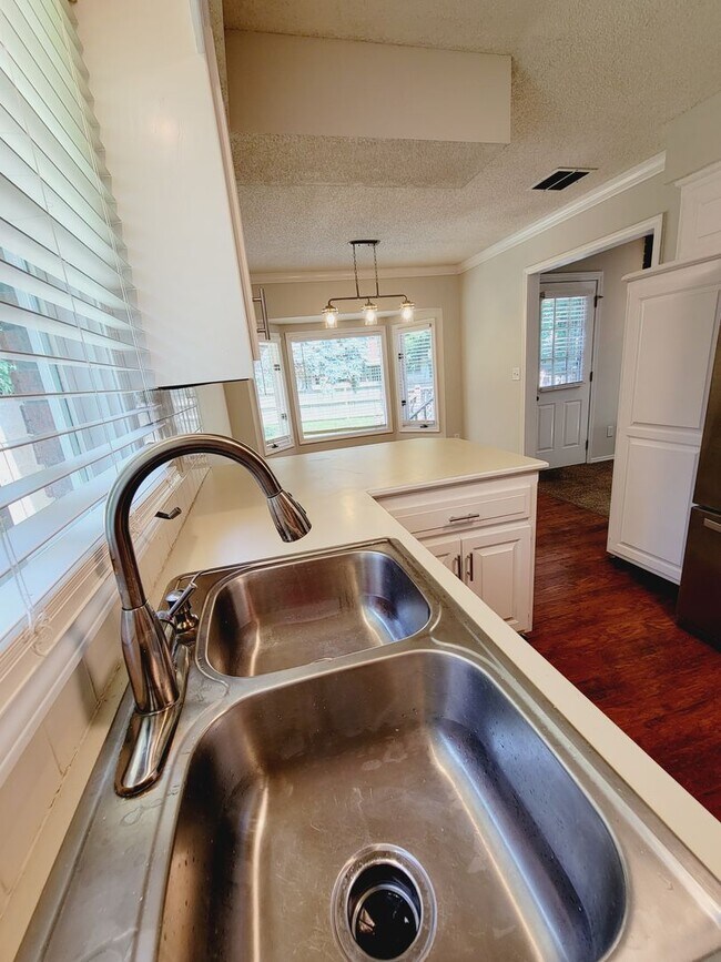 Building Photo - Primrose Market Place Area - Mission Hills Subdivision