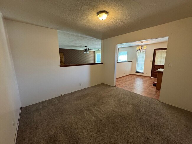Building Photo - Northeast Heights three bedroom two bath s...