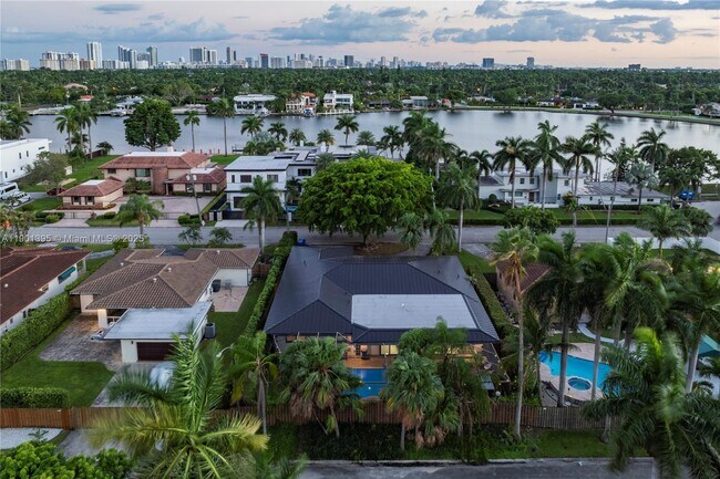 Building Photo - 1141 N North Lake Dr