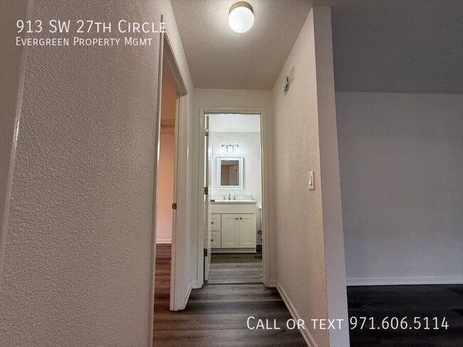 Building Photo - 913 SW 27th Cir