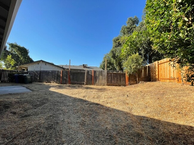 Building Photo - Move-In Ready 2-Bedroom Duplex with Modern...
