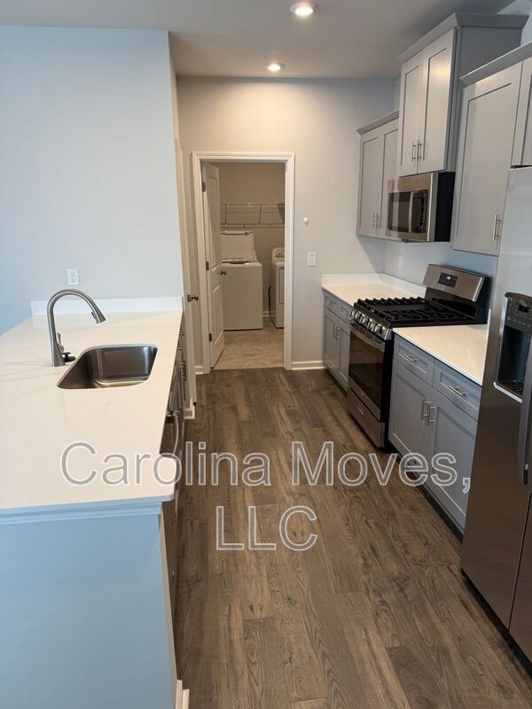 Building Photo - 417 Mariene Dr