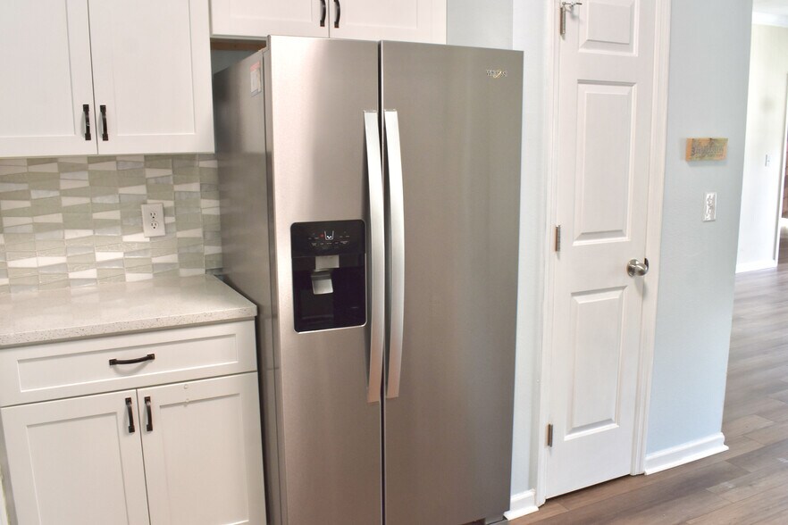 Building Photo - 700 Daniel Ellis Dr