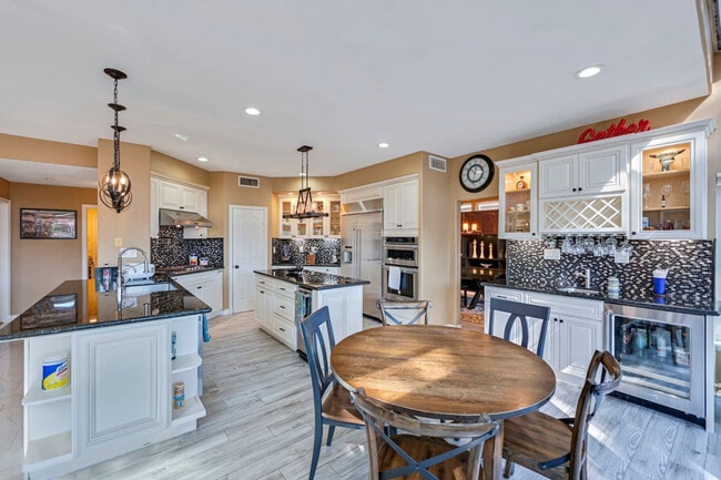 Building Photo - 9598 Naples Dr