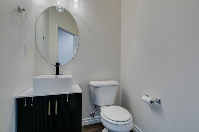 Building Photo - Stylish Townhouse Near the Strip with Dual Suites