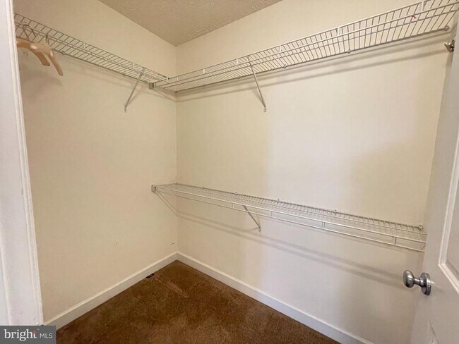 Building Photo - 588 Wakefield Dr