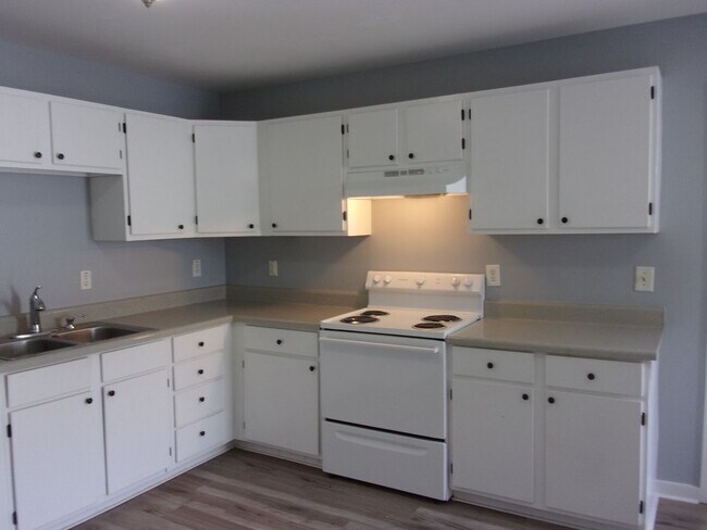 Building Photo - 3 Bedroom 1 Bath Home - Recently Refreshed