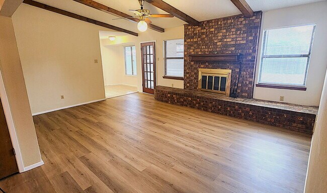 Building Photo - Beautifully updated 3/2/2 in the Meadows -Modern Updates & Flexible Living Space!