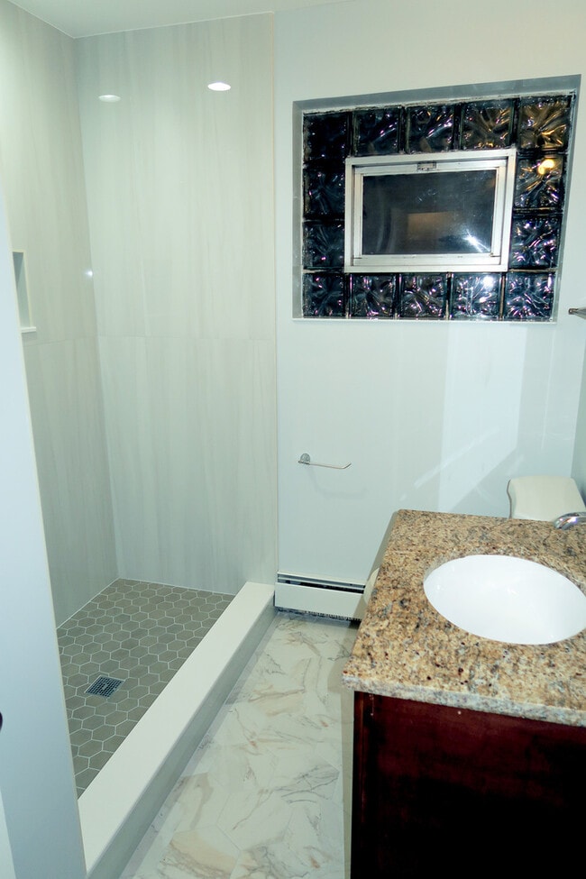 Building Photo - 6048 N Elston Ave