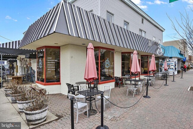 Building Photo - 214 E Monroe Ave