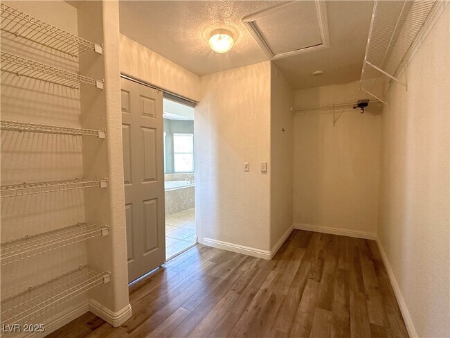 Building Photo - 2434 Amoretti St