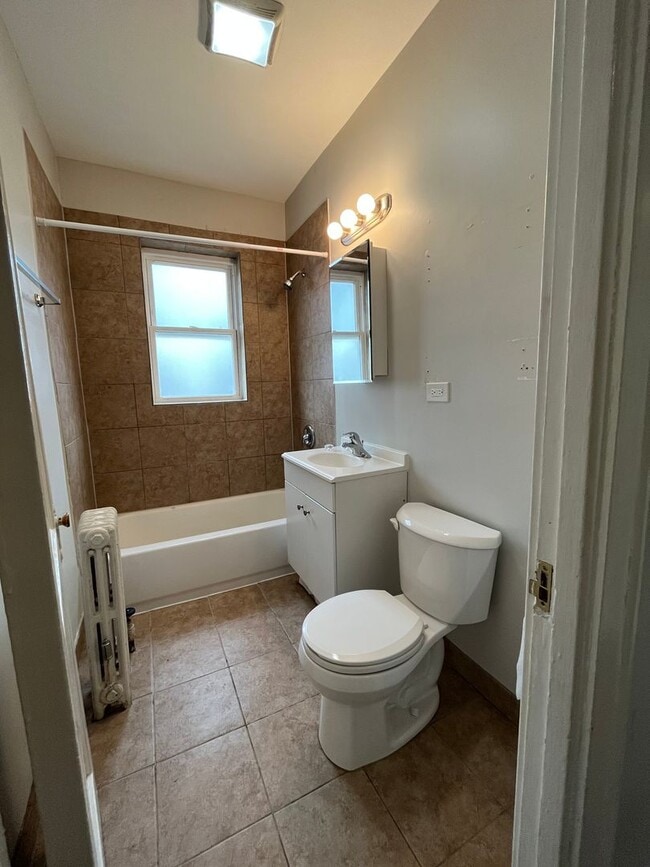 Building Photo - 1527 Greenleaf St