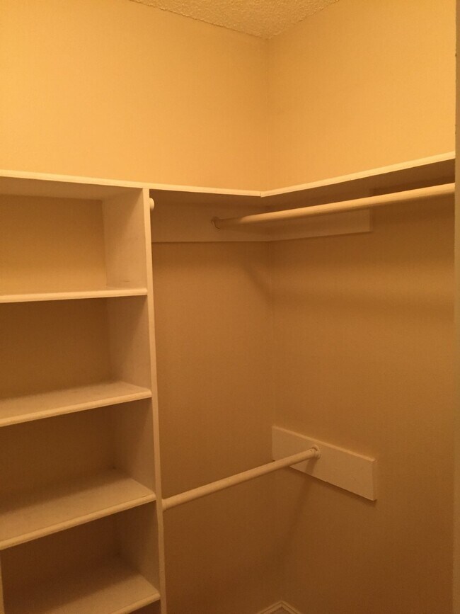 Building Photo - 550 Hassocks Loop