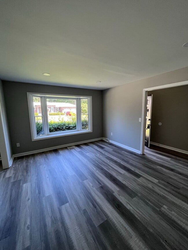 Building Photo - Available May 1st. Totally Remodeled 3 BR/2 BA