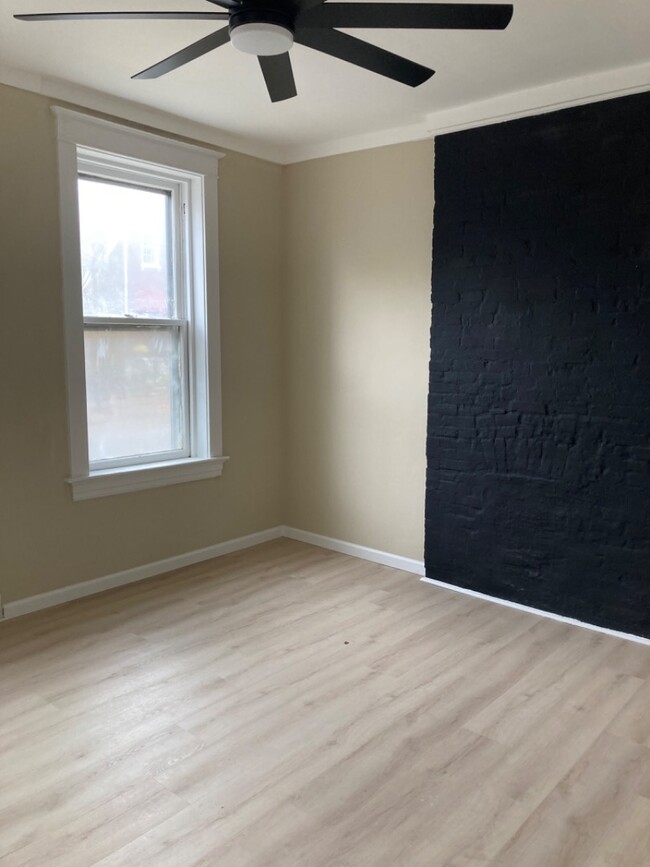 Building Photo - Spacious, renovated apartment in Carondelet!