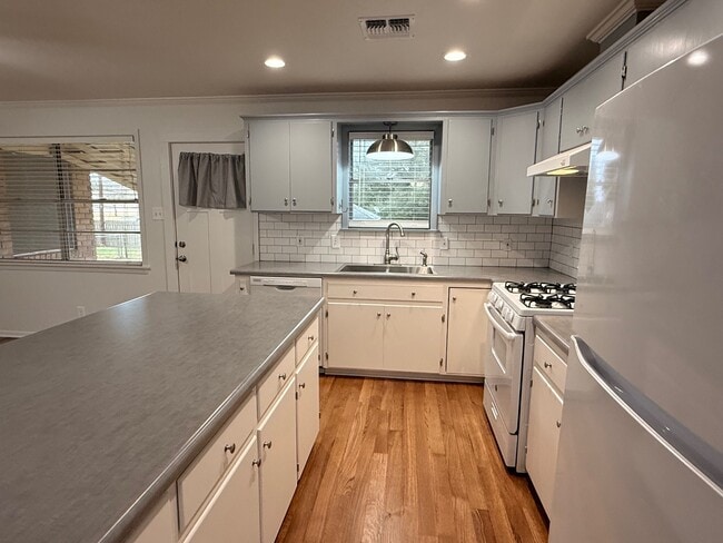 Building Photo - 204 Meadow Ln