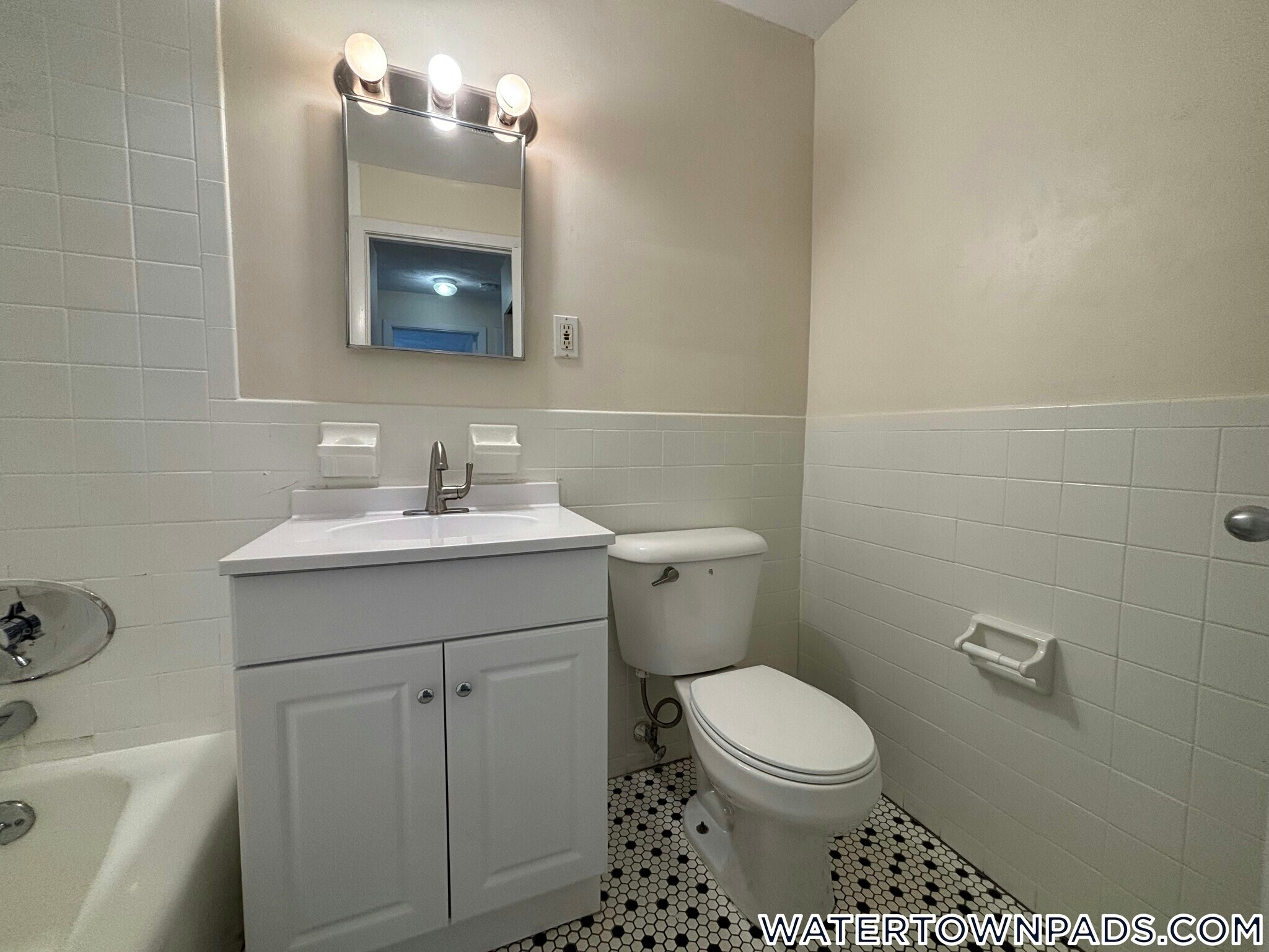 Building Photo - 24 Whites Ave