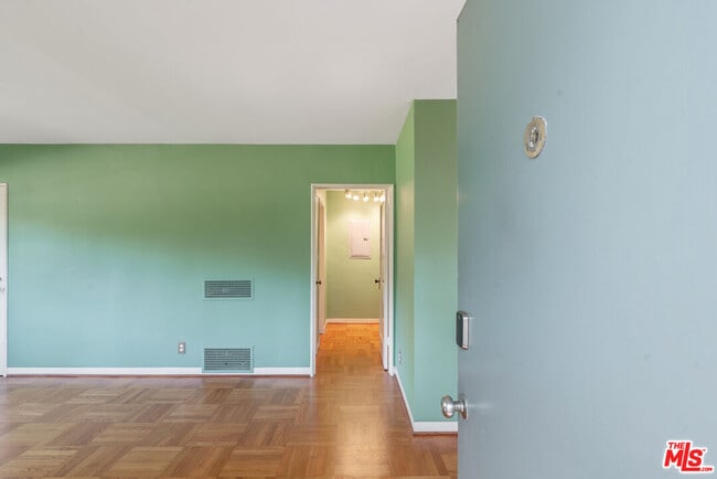 Building Photo - 5116 Village Green