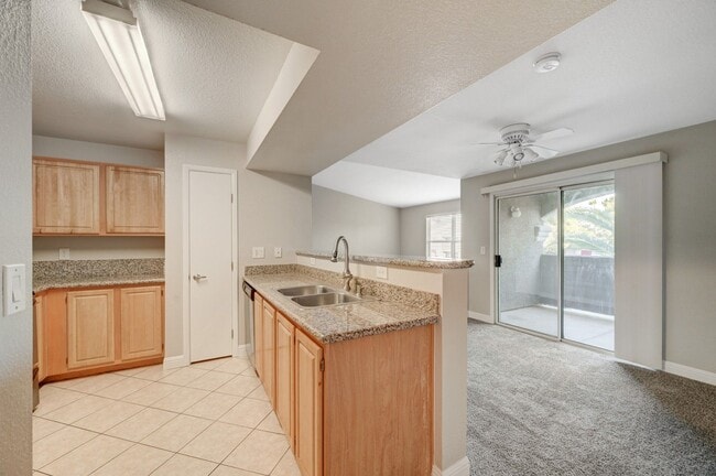Building Photo - Charming 3 Bedroom Upstairs Condo in a Gat...