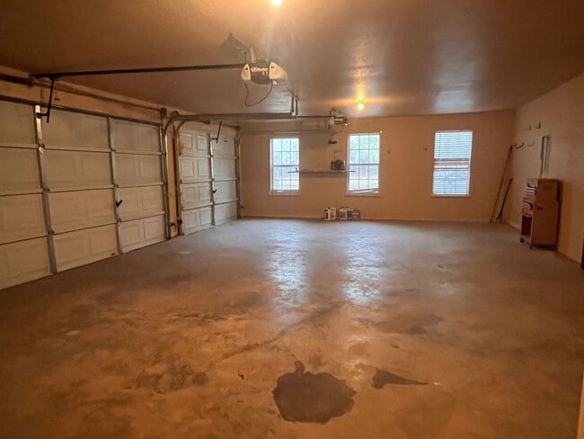 Building Photo - Gated Entry 5 bedroom, 3.5 Bath Home on 16...