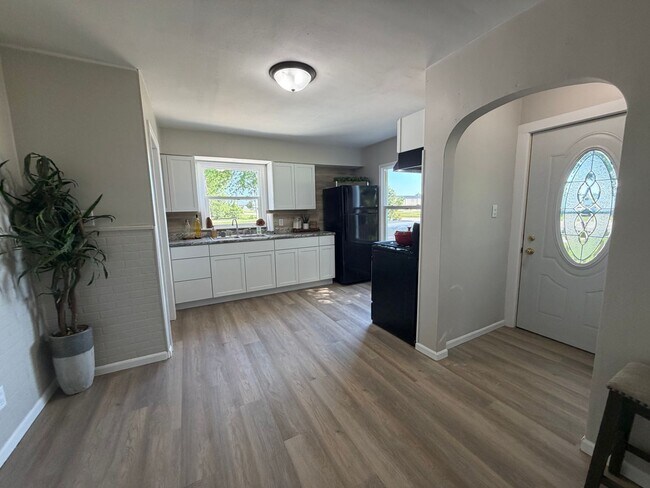 Building Photo - Remodeled 3 bed, 1 bath home for rent in Waterloo