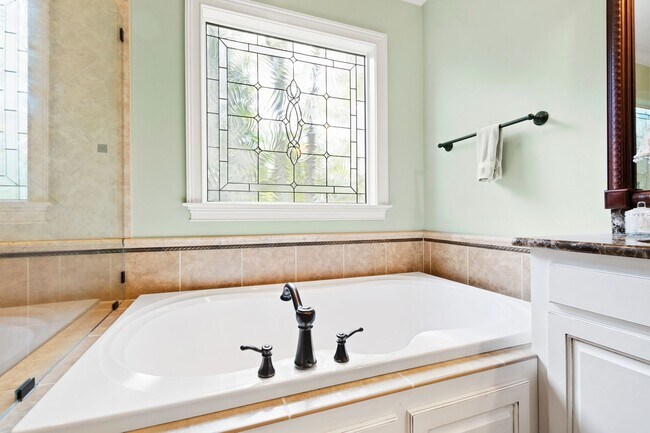 Building Photo - Elegant 5 bedroom home in Bedford!