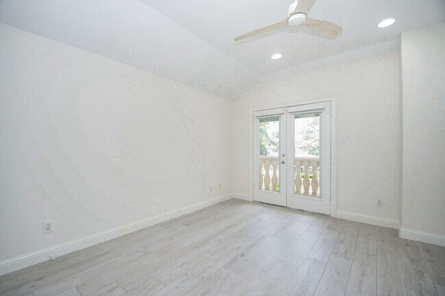 Building Photo - 422 Mignon Ln