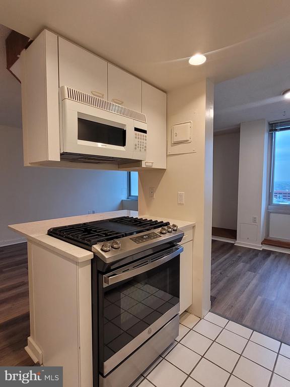 Building Photo - 604 S Washington Square