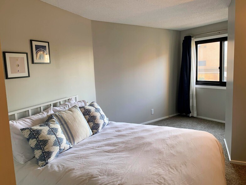 Large bright bedroom - 26 10th St W