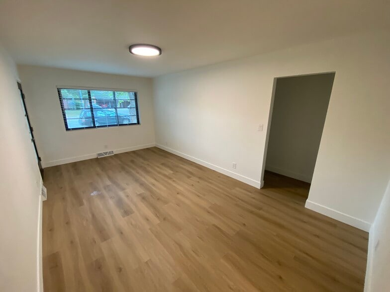 living rm from kitchen - 1108 Constitution Ave