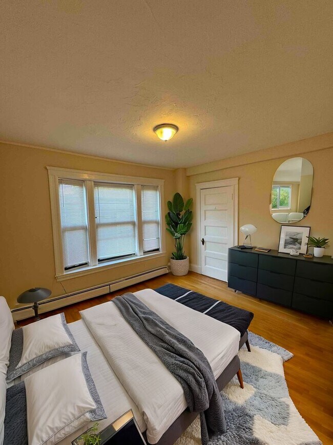 Building Photo - Avl 6/1 - Porter Sq 3.5BR, hot water inc, updated kitchen!